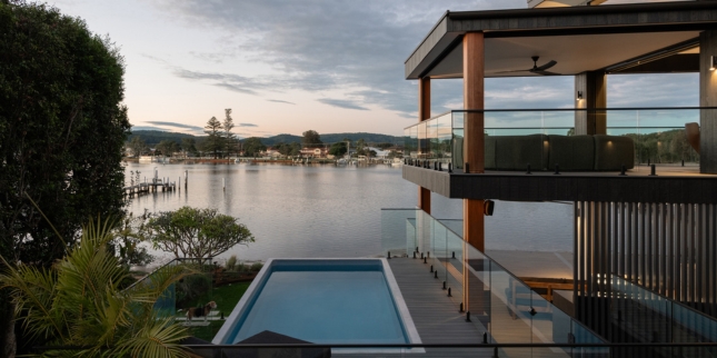 Solare waterfront home by Evolving Construction